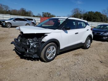  Salvage Nissan Kicks