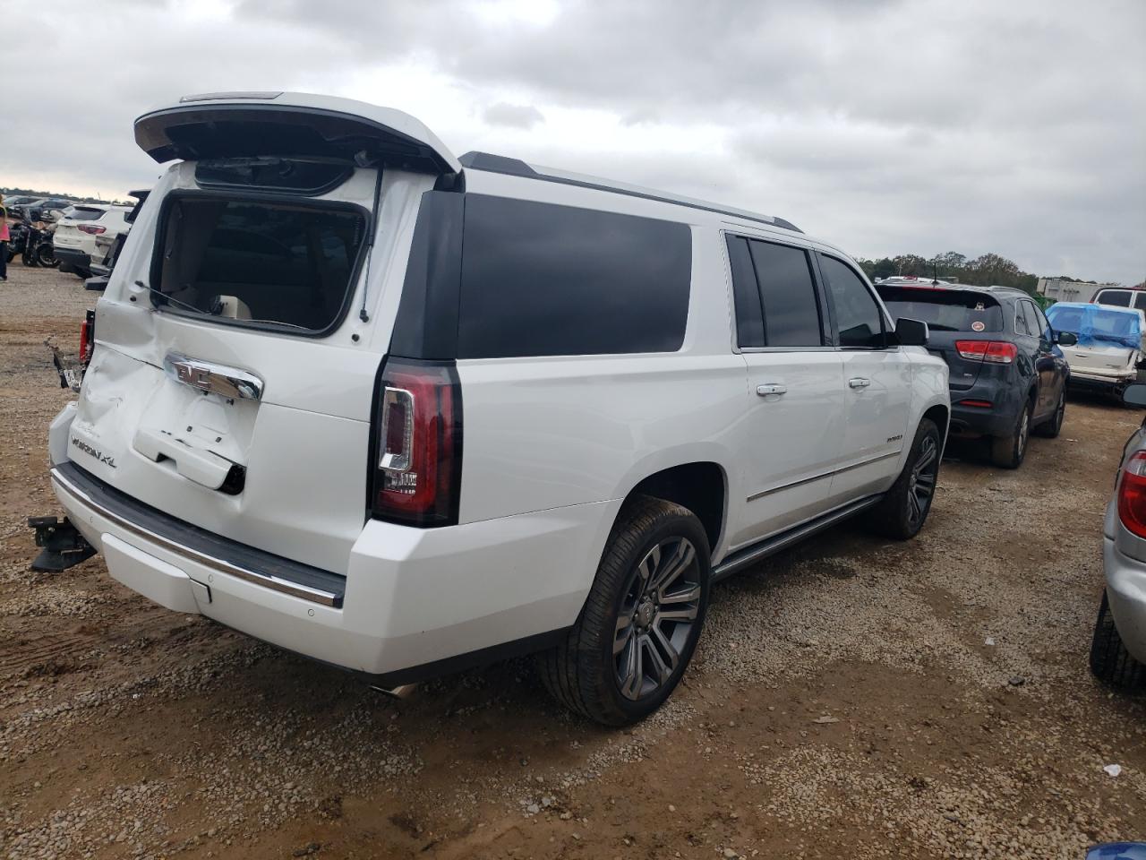 GMC Yukon Denali Image 3