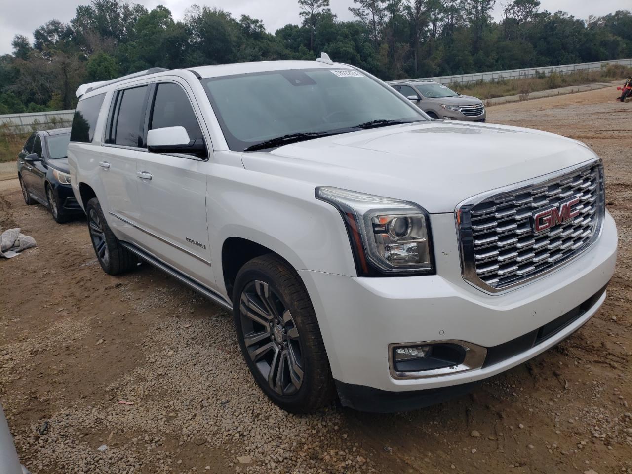 GMC Yukon Denali Image 7