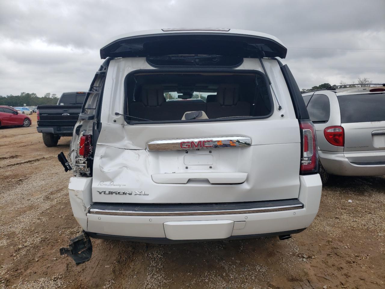 GMC Yukon Denali Image 12