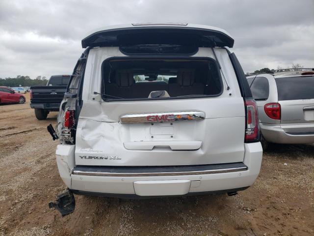 GMC Yukon Denali Image 12