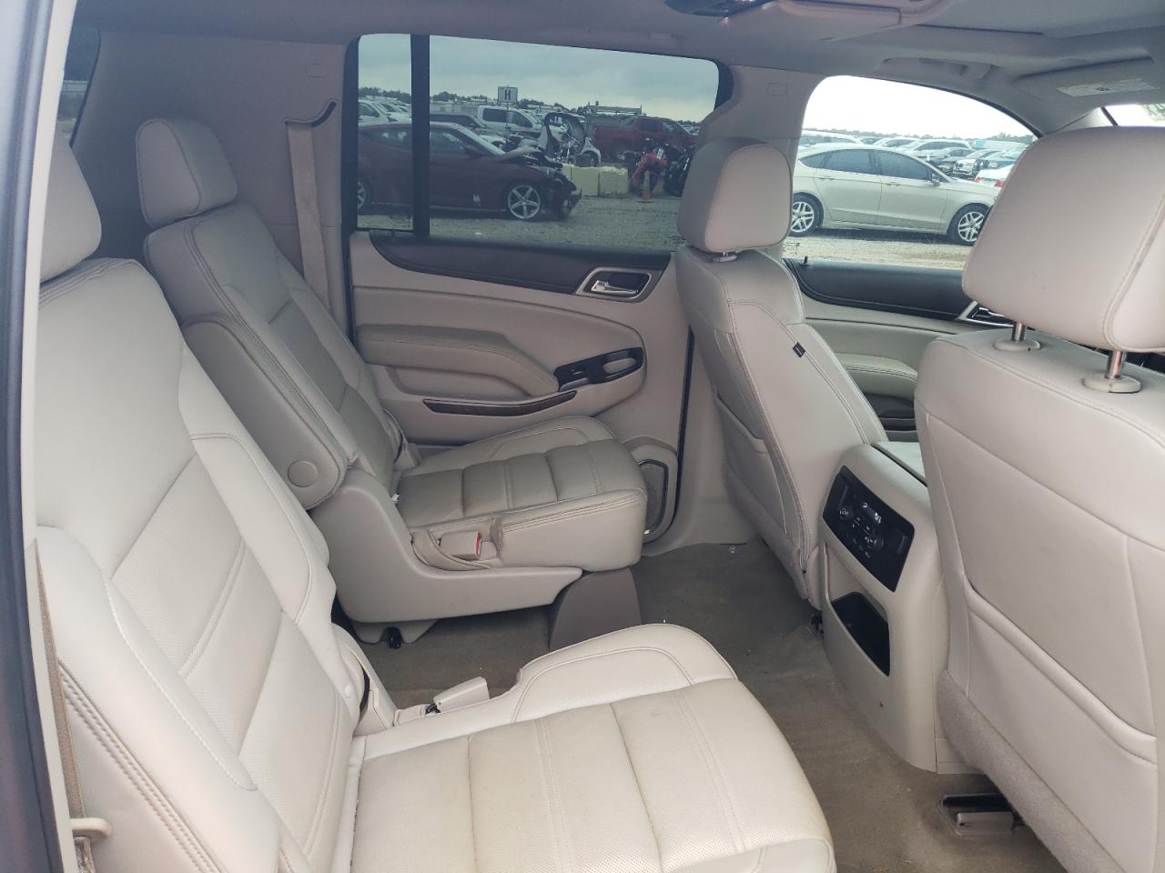 GMC Yukon Denali Image 8