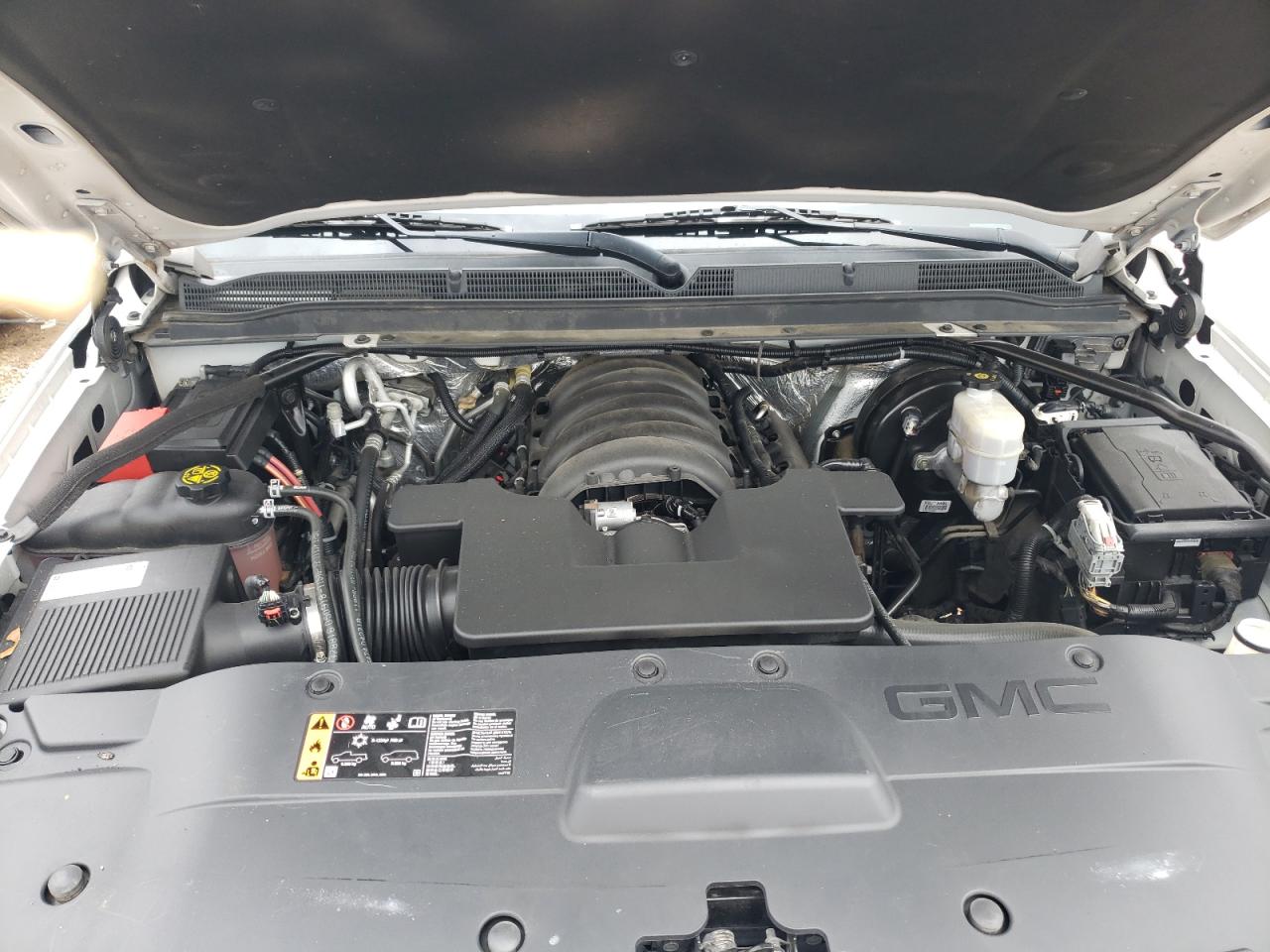 GMC Yukon Denali Image 4