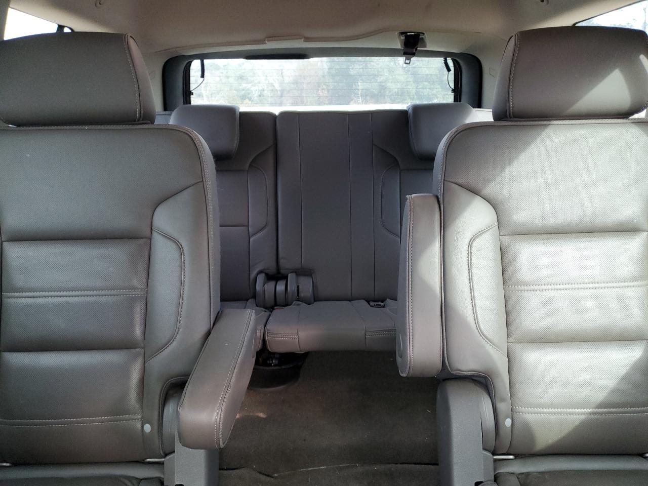 GMC Yukon Denali Image 4