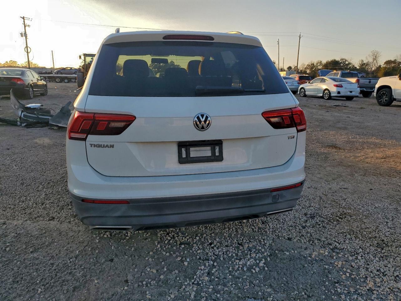 Volkswagen Tiguan S Image 5
