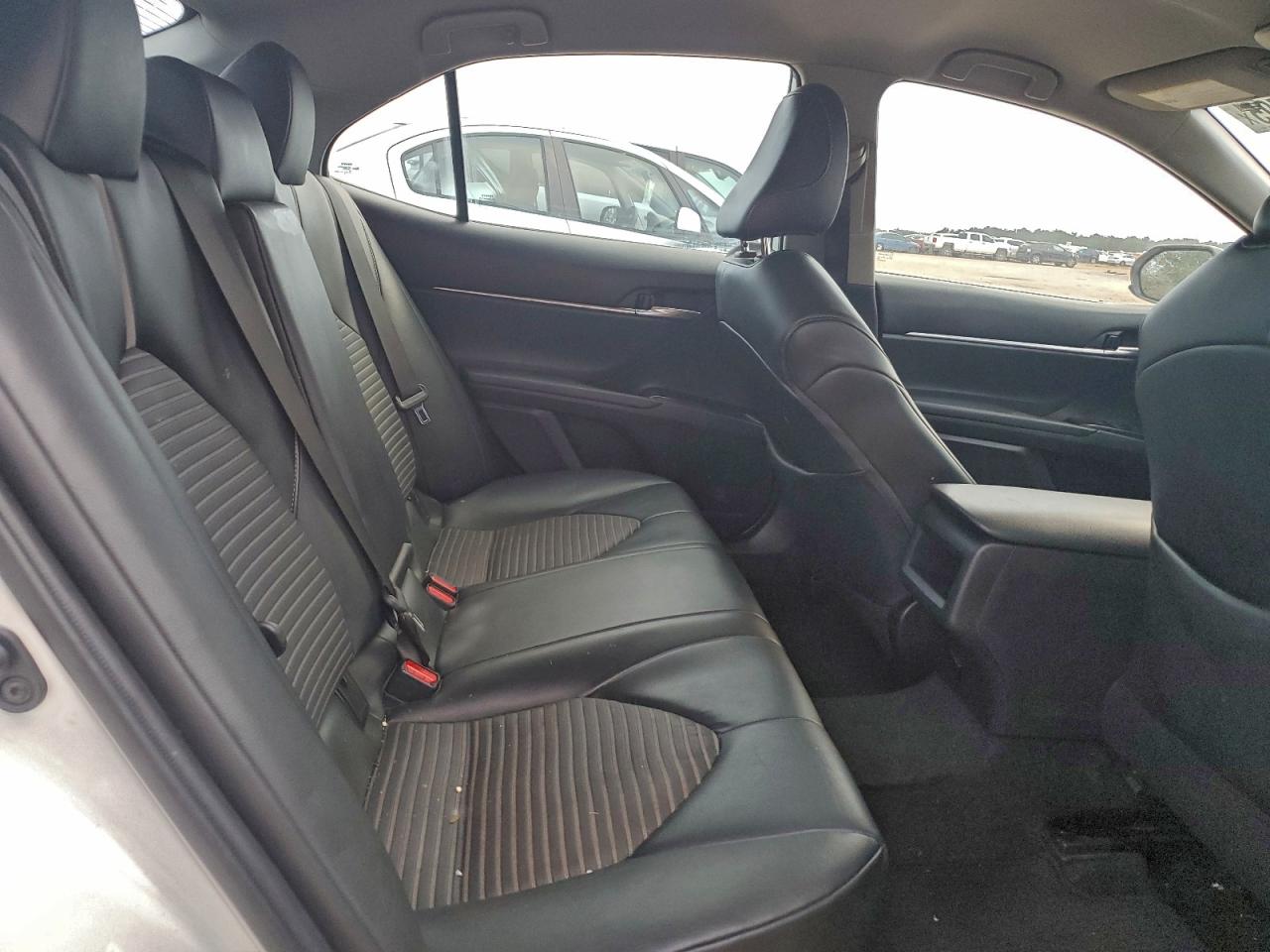 Toyota Camry Se Image 8