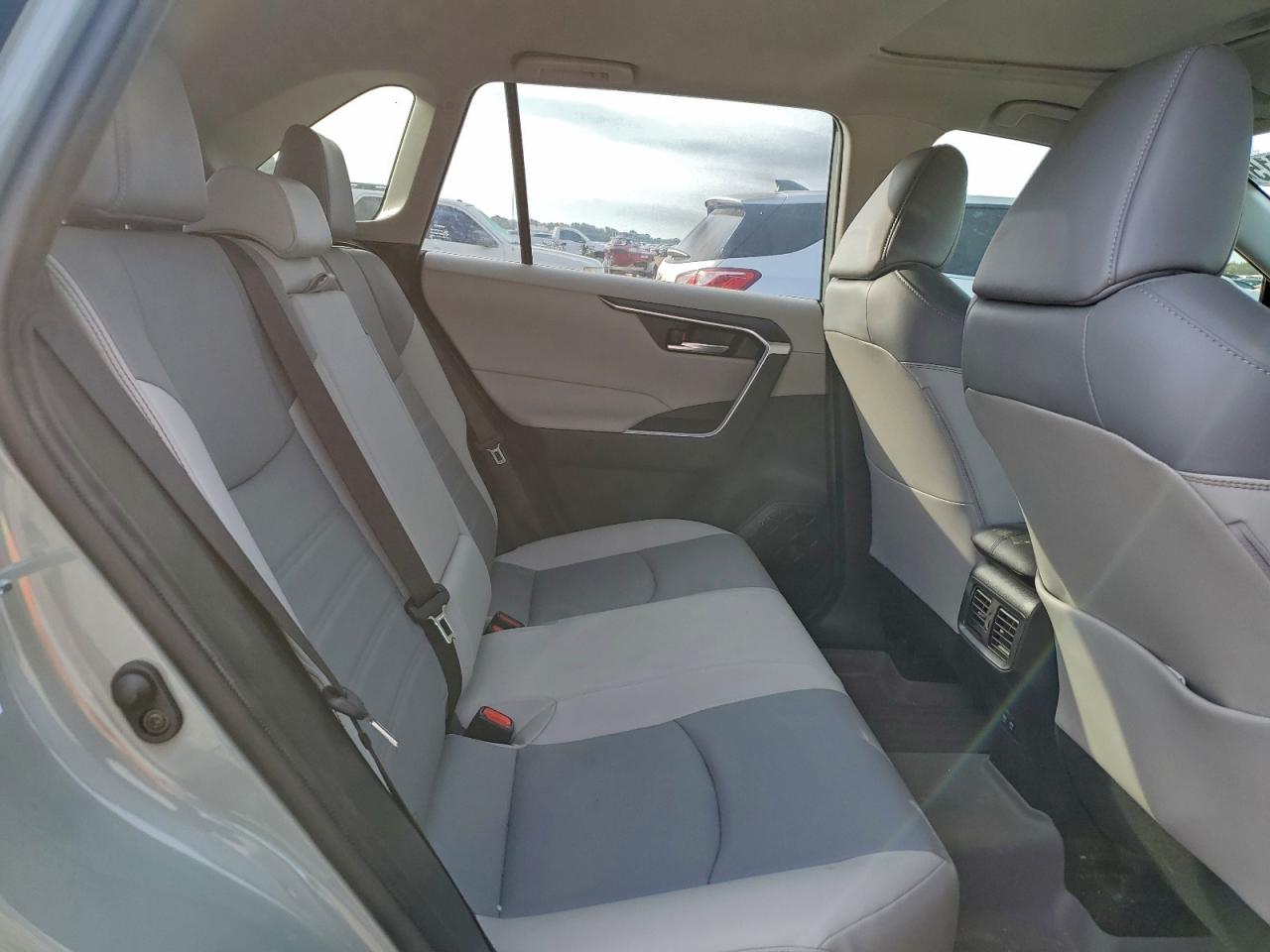 Toyota RAV4 Xle Premium Image 11