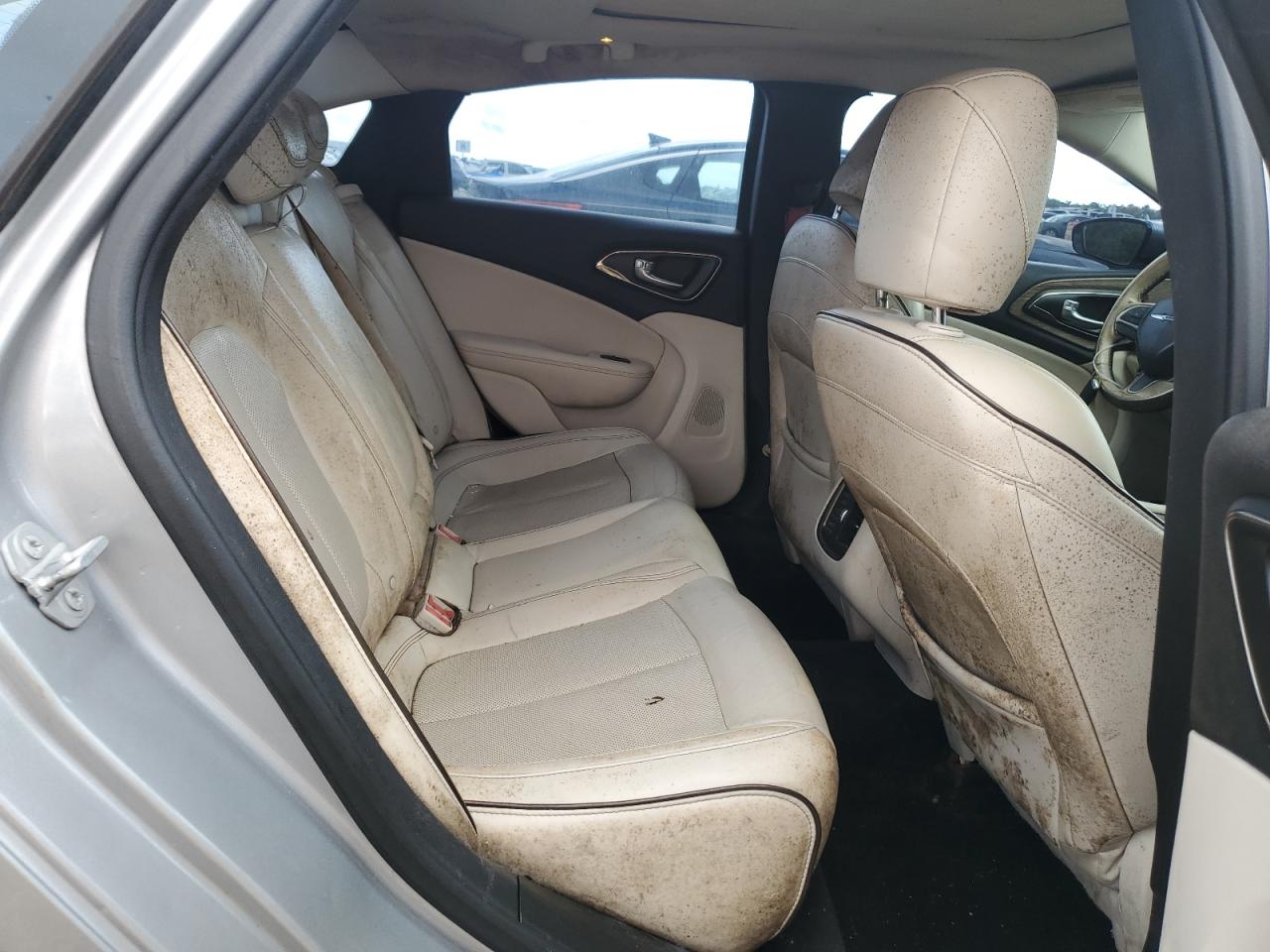 Chrysler 200 C Image 6