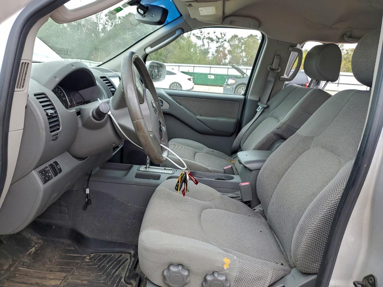 Nissan Frontier Crew Cab Le Image 3