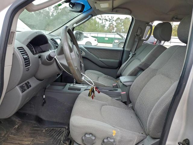 Nissan Frontier Crew Cab Le Image 3