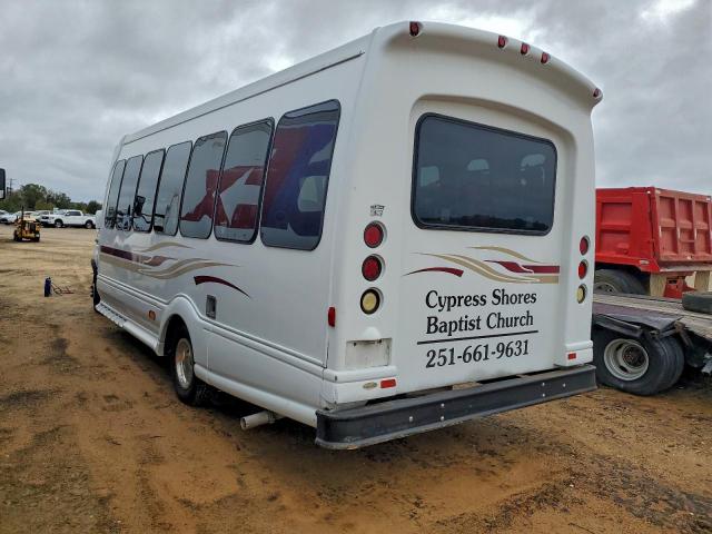 Ford Econoline E450 Super Duty Cutaway Van Image 3