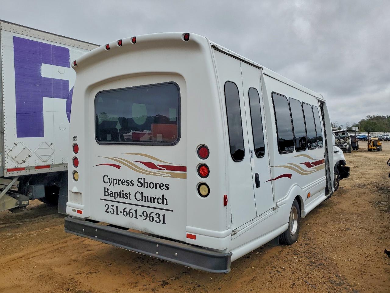 Ford Econoline E450 Super Duty Cutaway Van Image 2