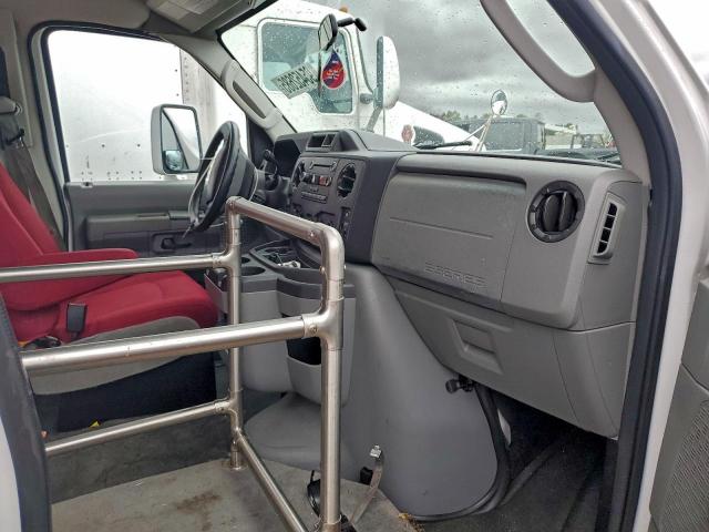 Ford Econoline E450 Super Duty Cutaway Van Image 8