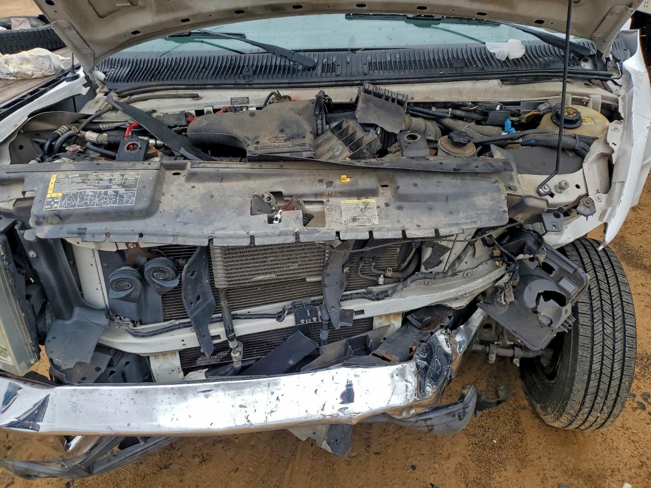 Ford Econoline E450 Super Duty Cutaway Van Image 6