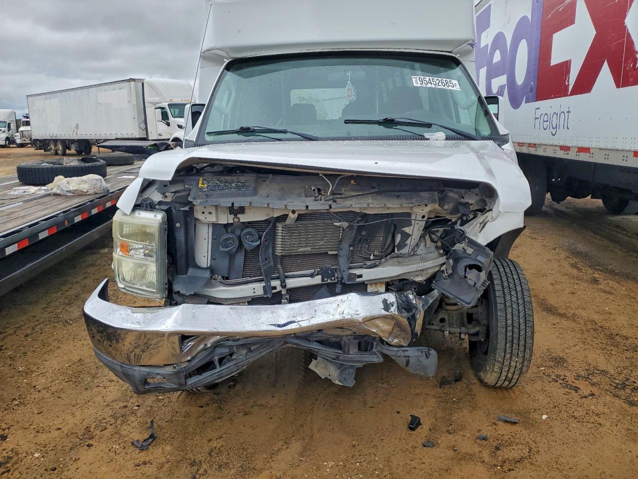 Ford Econoline E450 Super Duty Cutaway Van Image 7