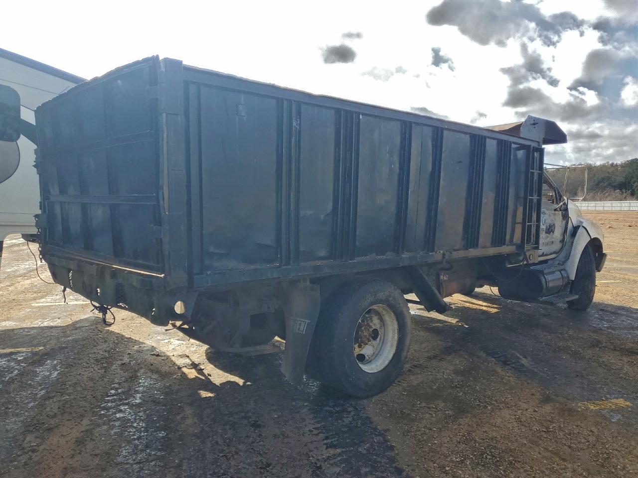 Ford F-650 Super Duty Image 2