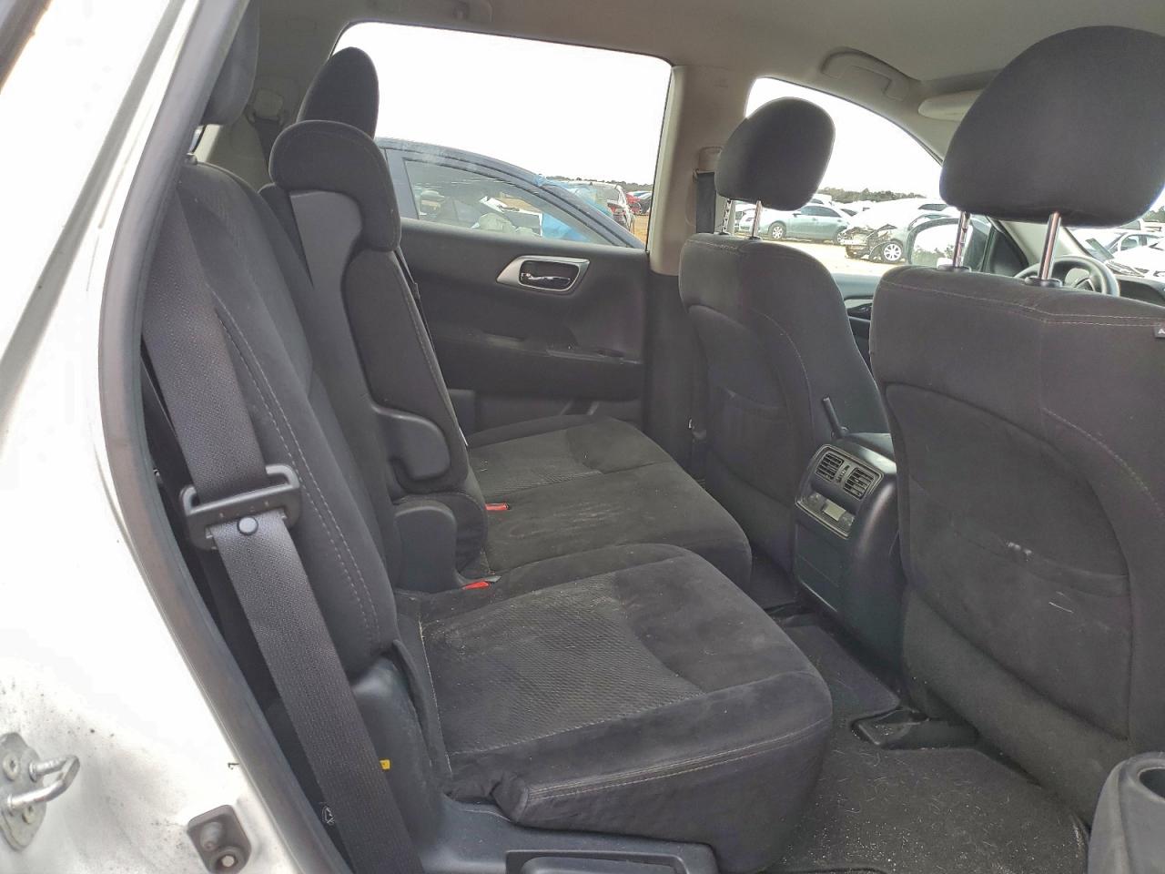 Nissan Pathfinder S Image 4