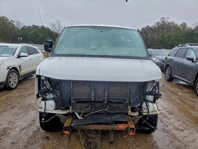 Chevrolet Express Image 3