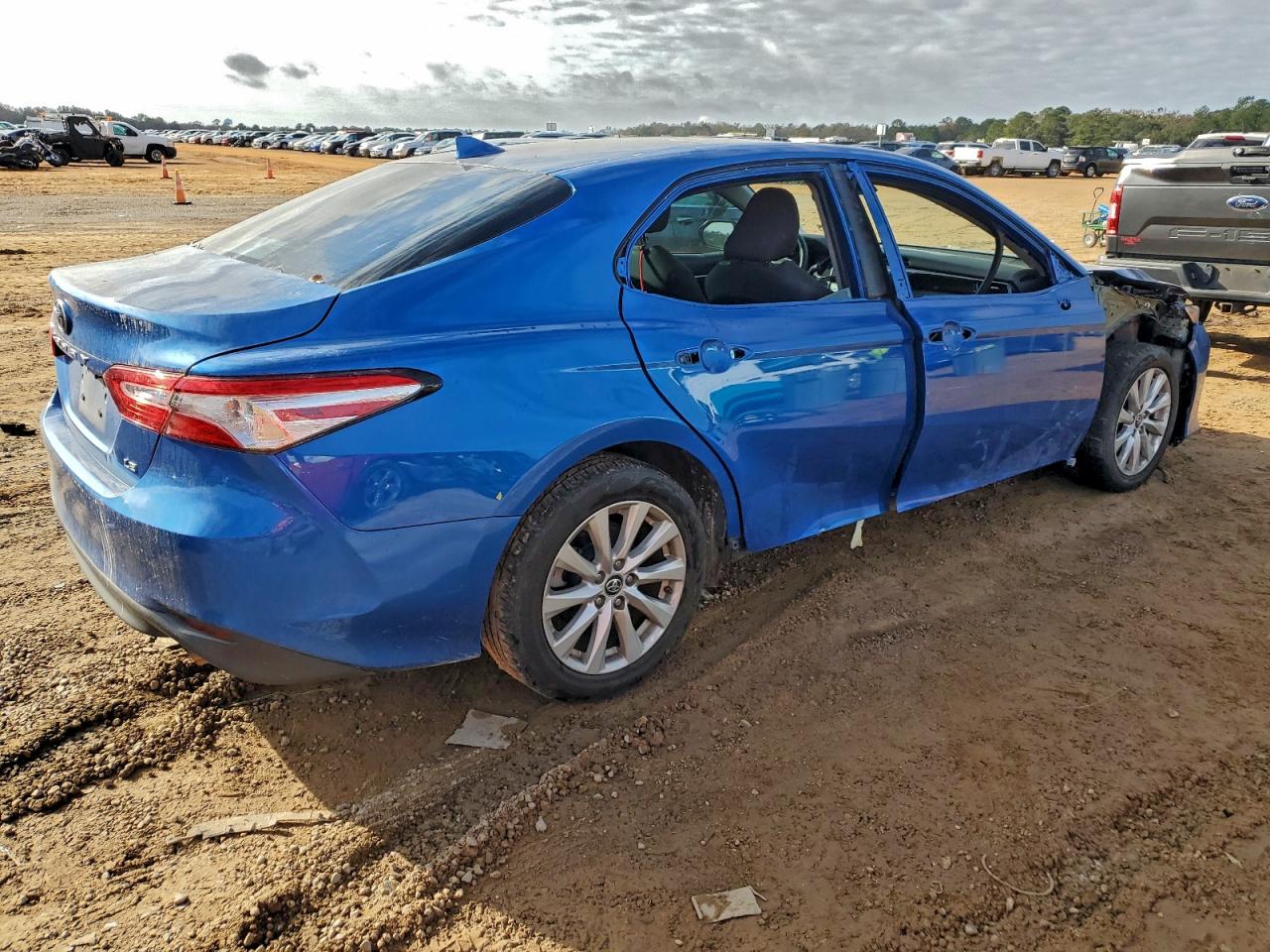 Toyota Camry L Image 2