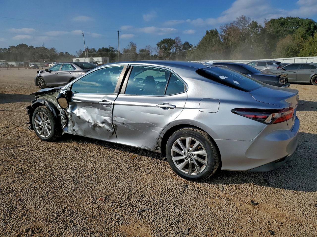 Toyota Camry Le Image 3