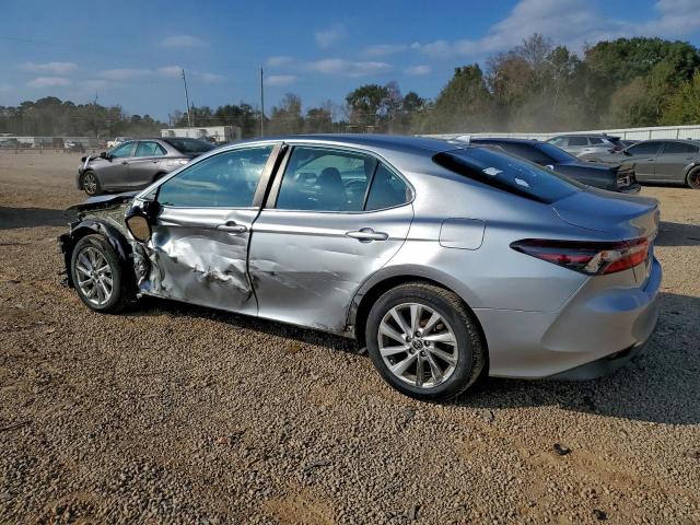 Toyota Camry Le Image 3