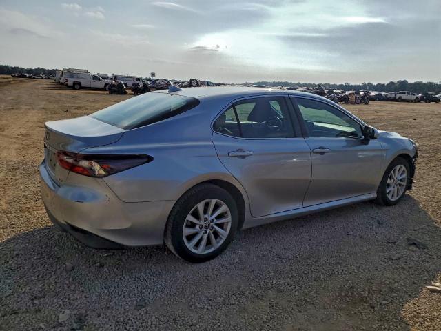 Toyota Camry Le Image 2
