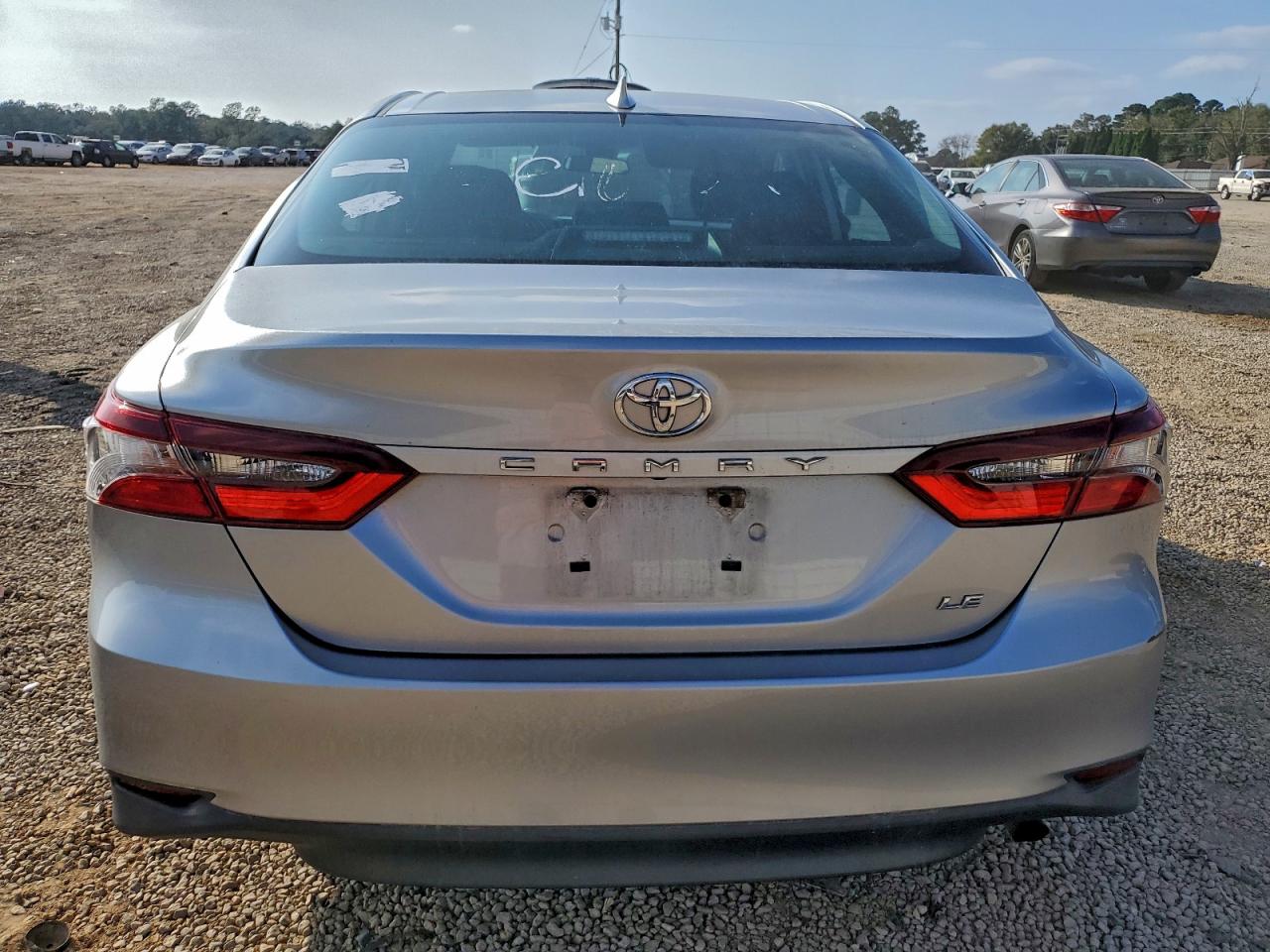 Toyota Camry Le Image 6