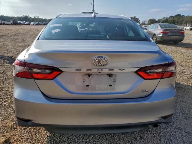 Toyota Camry Le Image 6