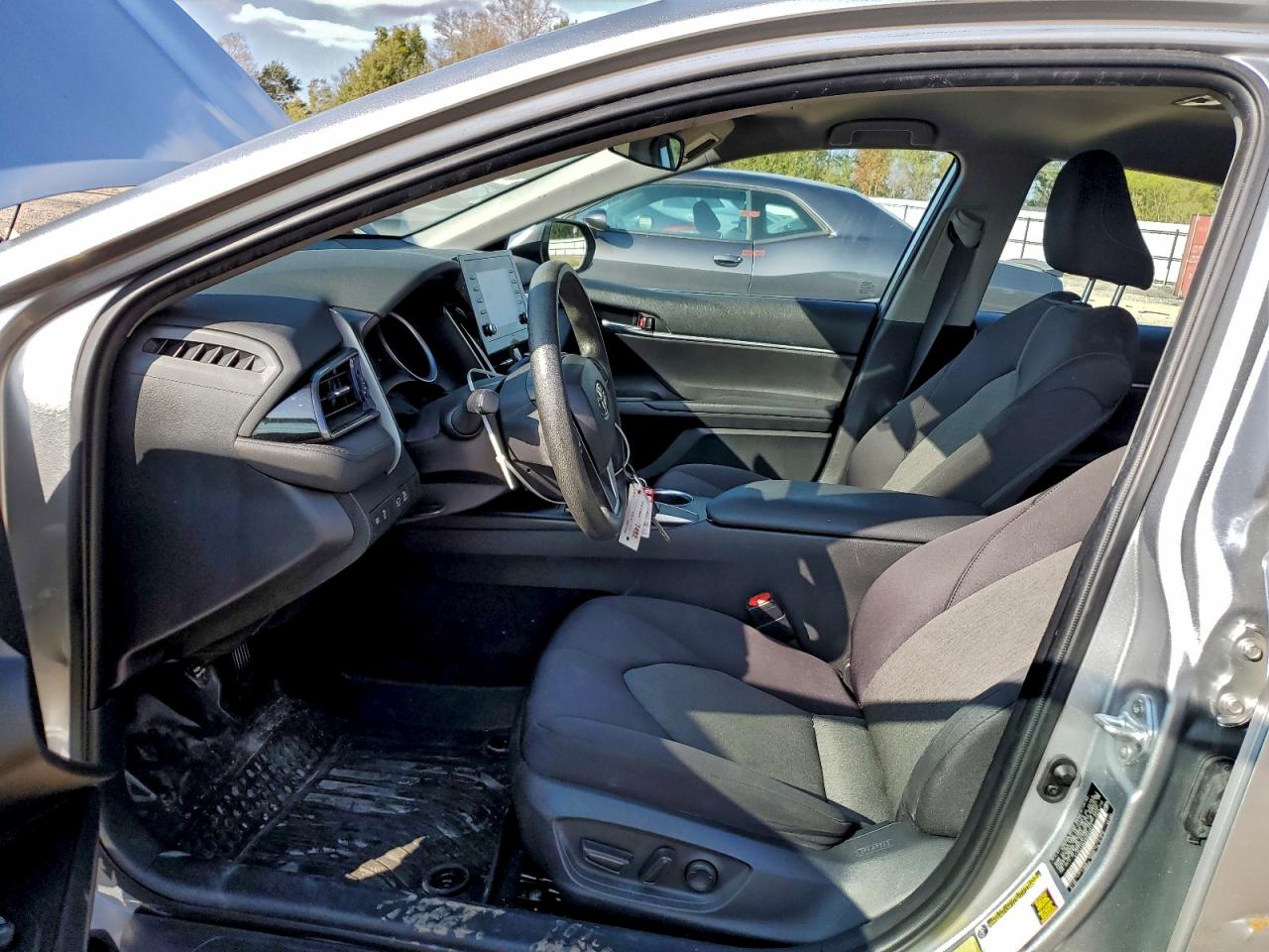 Toyota Camry Le Image 5