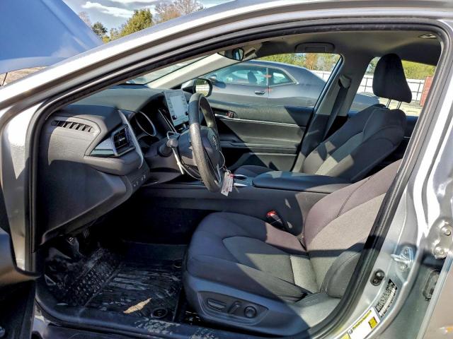 Toyota Camry Le Image 5