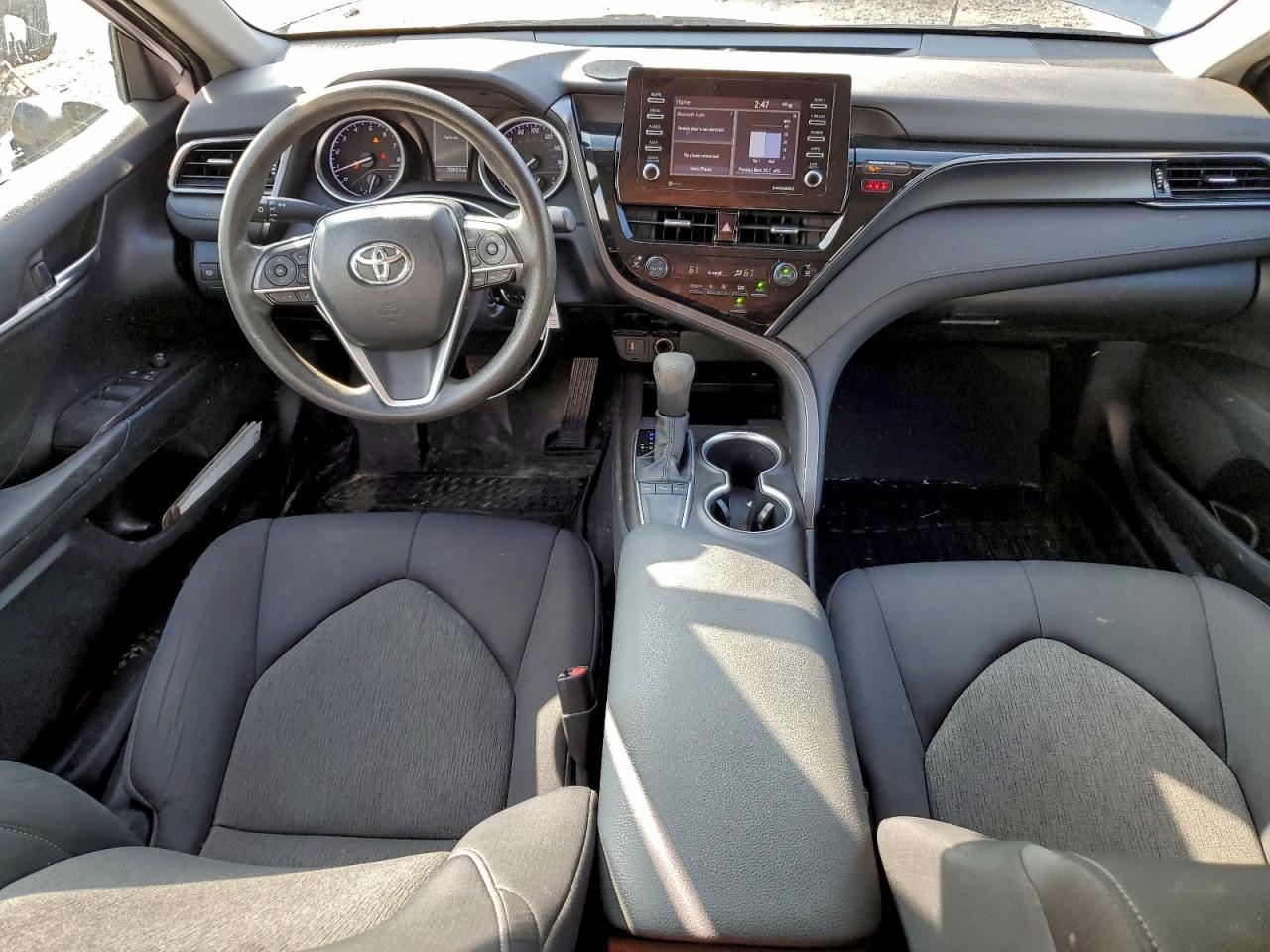 Toyota Camry Le Image 12