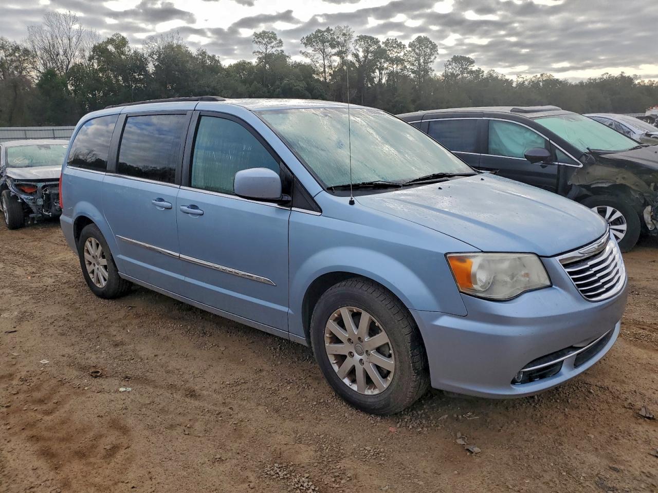 Chrysler Minivan Touring Image 2