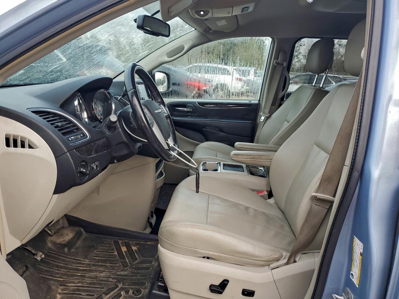 Chrysler Minivan Touring Image 6