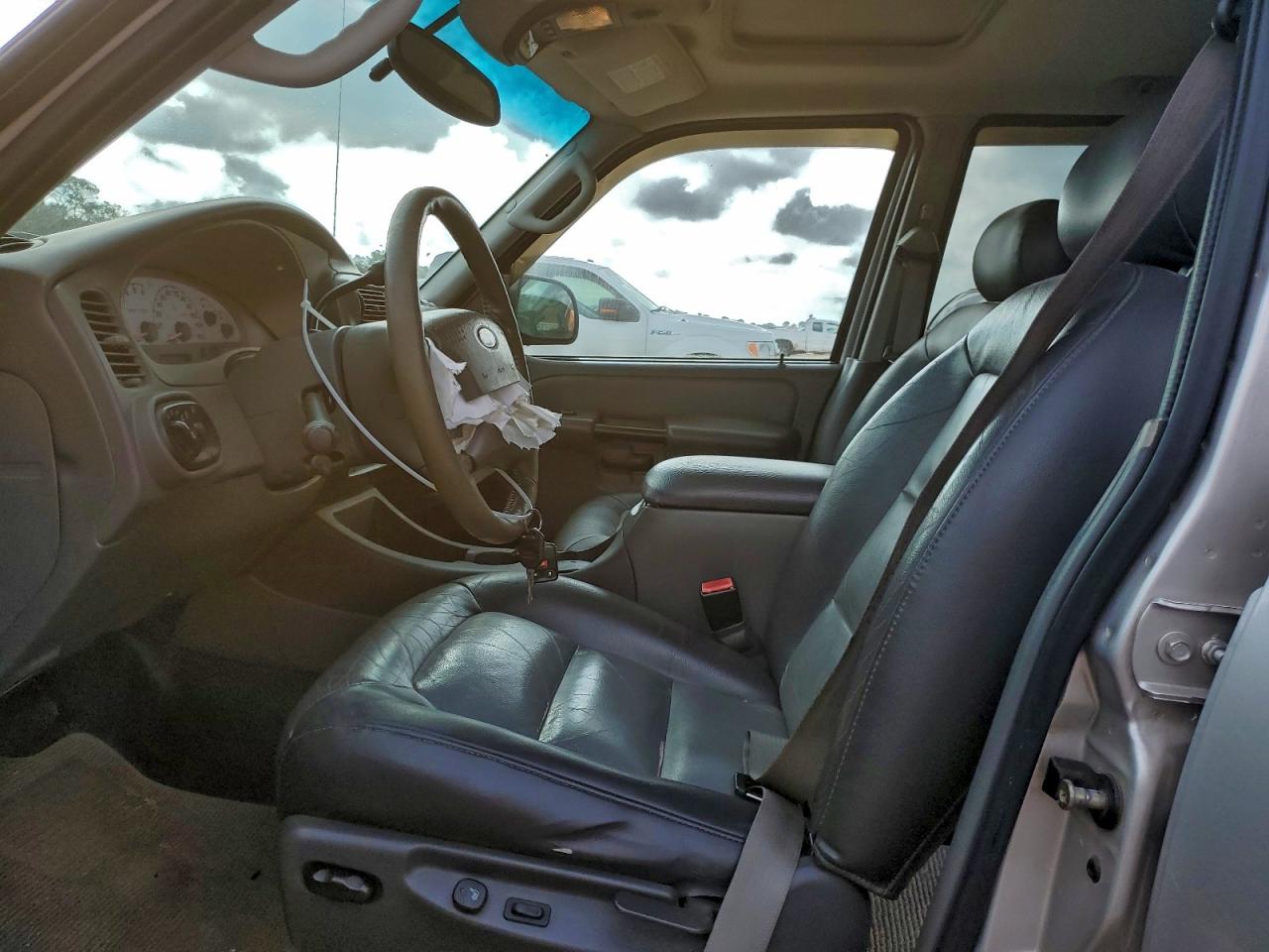 Ford Explorer Image 11