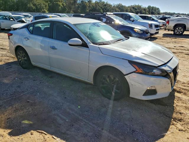 Nissan Altima S Image 4