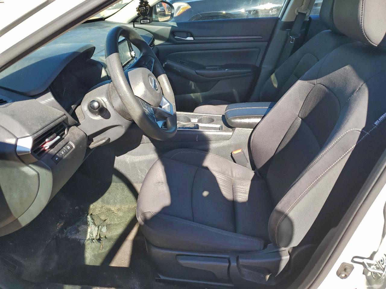 Nissan Altima S Image 8